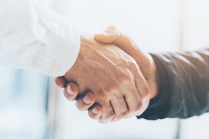 Handschütteln – als Symbol für eine individuelle und persönliche Beratung bei Th. Geyer