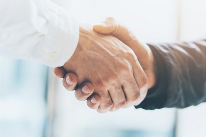 Handschütteln – als Symbol für eine individuelle und persönliche Beratung bei Th. Geyer