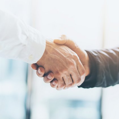 Handschütteln – als Symbol für eine individuelle und persönliche Beratung bei Th. Geyer