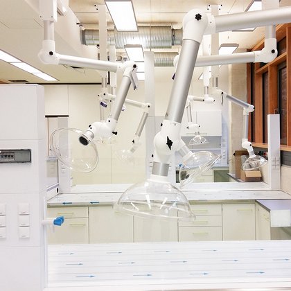 Modernes Labor als Referenzprojekt – Th. Geyer Laborplanung und Ausstattung für Forschung und Industrie