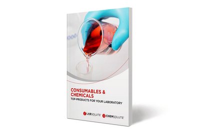 Gloved hand transferring a red laboratory solution from a beaker on the cover of a Labsolute and Chemsolute laboratory products brochure Weitere Zeilen anzeigen