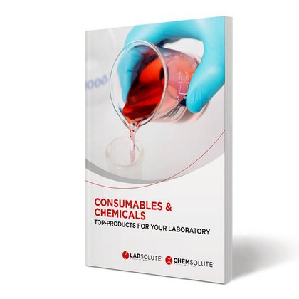 Gloved hand transferring a red laboratory solution from a beaker on the cover of a Labsolute and Chemsolute laboratory products brochure Weitere Zeilen anzeigen