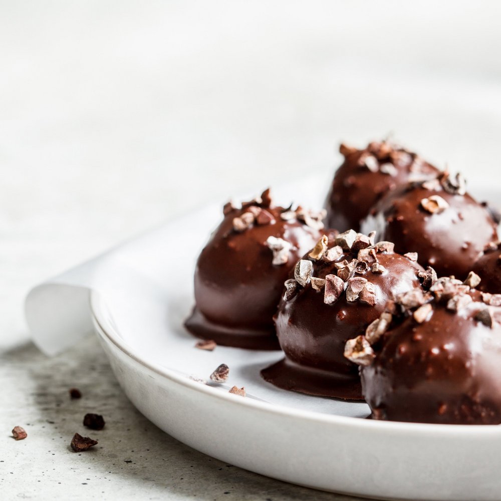 Schokopralinen mit Kakaonibs auf Teller – hergestellt aus hochwertigen Rohstoffen von Th. Geyer Ingredients