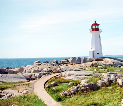 Der Leuchtturm an felsiger Küste – Symbol für Orientierung, Umweltbewusstsein und ressourcenschonende Infrastruktur