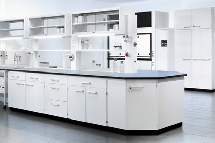 Modernes Analyselabor mit Laborarbeitsplätzen und Geräten für die Umweltanalytik.