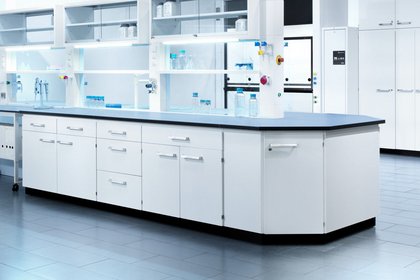 Diverse Labormöbel, helle sterille Laboreinrichtung mit weißen Schränken und Arbeitsflächen und verschiedenen Laborgeräten