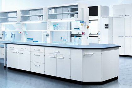 Diverse Labormöbel, helle sterille Laboreinrichtung mit weißen Schränken und Arbeitsflächen und verschiedenen Laborgeräten