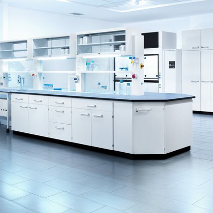 Diverse Labormöbel, helle sterille Laboreinrichtung mit weißen Schränken und Arbeitsflächen und verschiedenen Laborgeräten