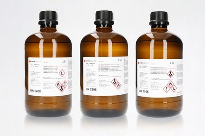 Drei Braunglasflaschen mit CHEMSOLUTE® Lösungsmitteln und Gefahrstoffkennzeichnung für analytische Anwendungen, Chromatographie, Probenvorbereitung sowie Forschung und Qualitätskontrolle im Labor.