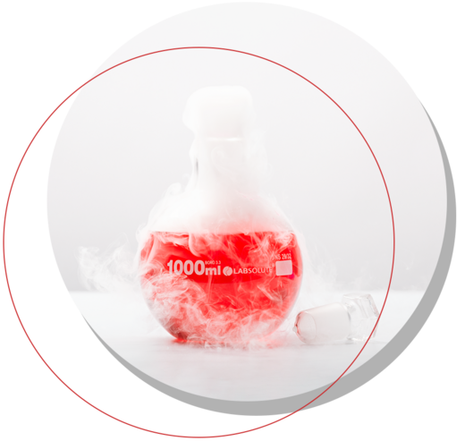 Seiten-Titelbild mit der  Einhals-Rundkolbe der Marke Labsolute mit der roten Chemikalie