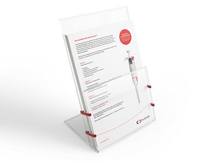 Der Aufsteller mit dem Formular zum Thema Pipettenkalibrierung