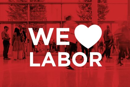 Grafik mit der Aufschrift „WE ♥ LABOR“ in weißer Schrift vor einem rot eingefärbten Hintergrund mit einer Messehalle und unscharfen Besucherinnen und Besuchern. Symbolbild für Leidenschaft, Engagement und Kompetenz im Laborbereich.
